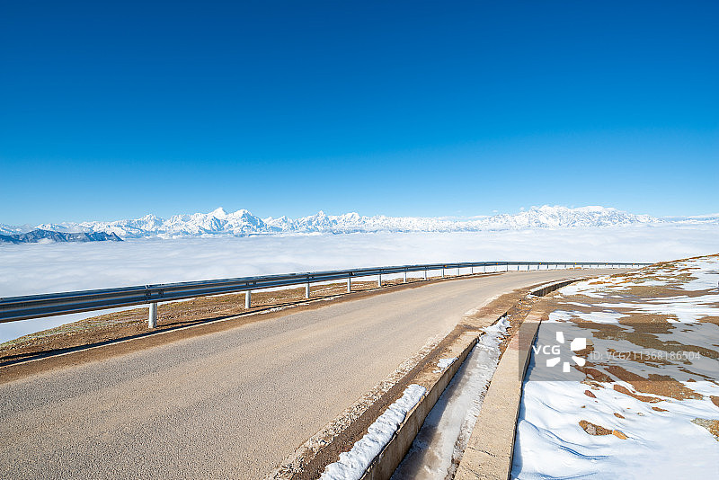 雪山云海与公路日景图片素材