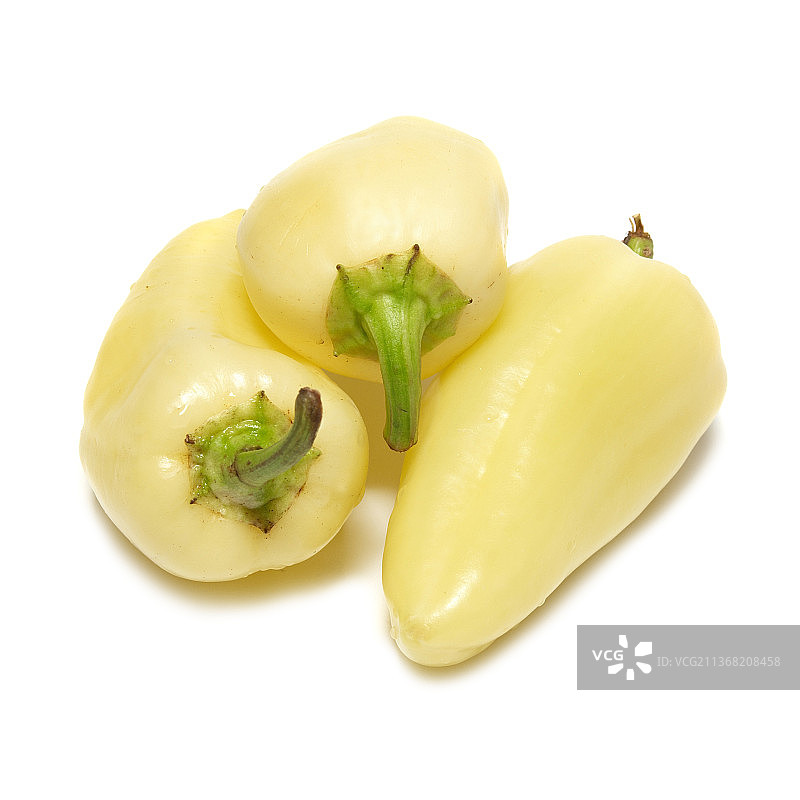黄色的辣椒粉，白色背景上的水果特写图片素材