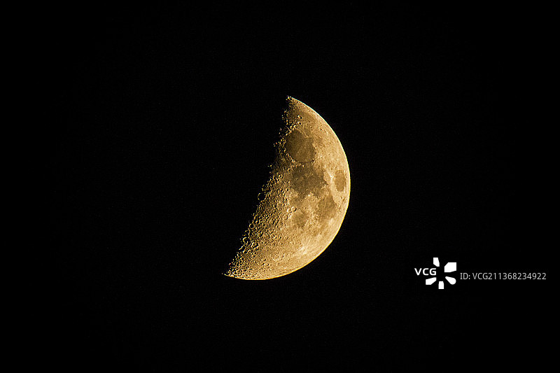 月相，在意大利隆巴地亚，夜空下的低角度月亮图片素材