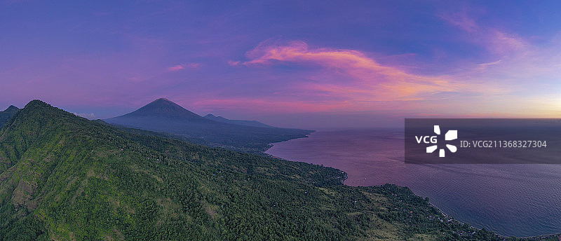 巴厘岛的日落，日落时海天相映的风景图片素材