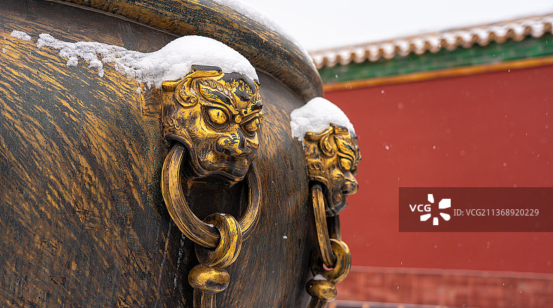 雪后的故宫鎏金铜缸雪景特写图片素材