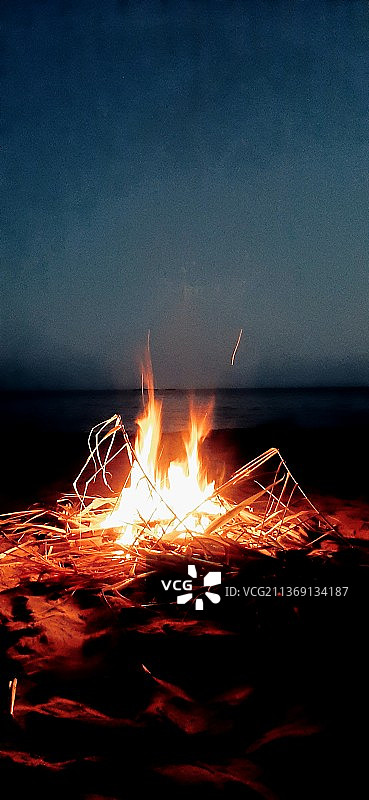 夜间篝火的特写图片素材