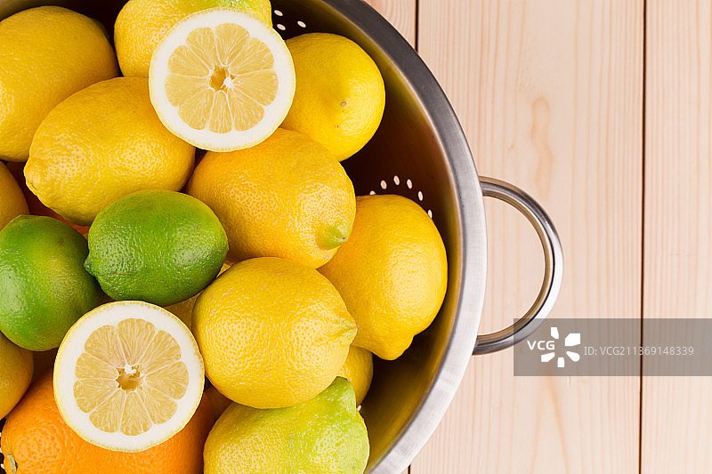 摩尔多瓦，柠檬和酸橙的碎片，在桌子上的碗里柠檬的正上方图片素材