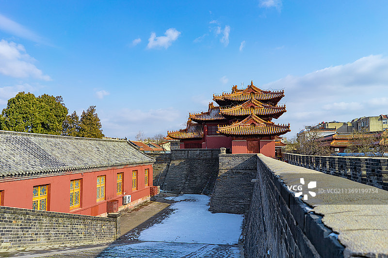 中国山东泰安著名景点泰山风景区，岱庙行宫里的古代城墙和角楼图片素材