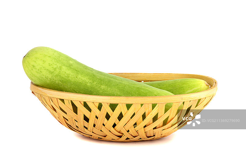 鲜黄瓜在白色背景下孤立的篮子里图片素材