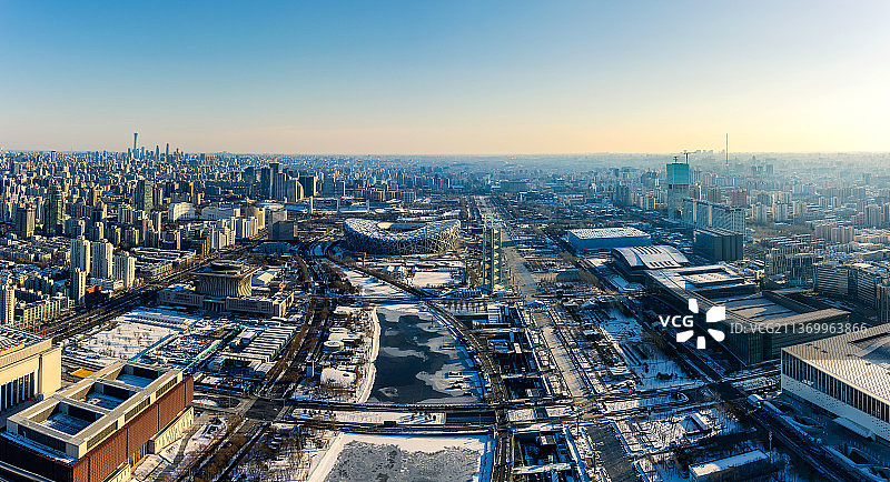 高角度拍摄北京冬季雪后鸟巢水立方体育中心图片素材