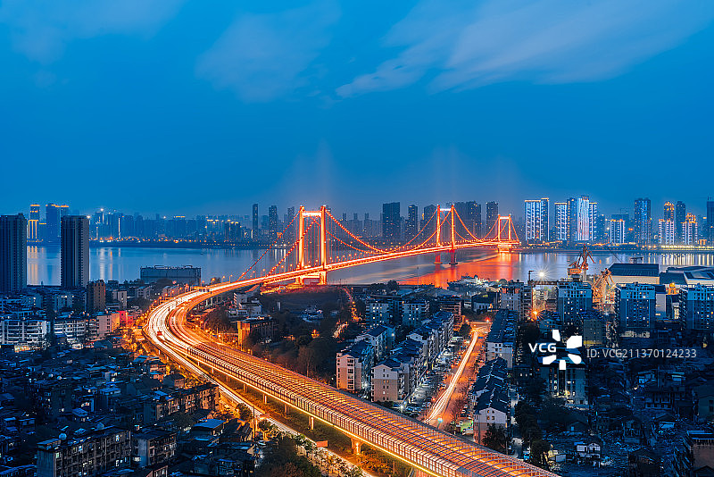 中国湖北武汉鹦鹉洲长江大桥夜景图片素材