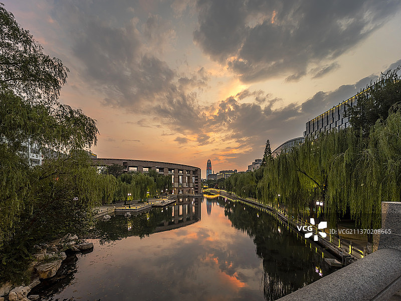 中国山东济南泉城广场文化长廊护城河日落风光图片素材