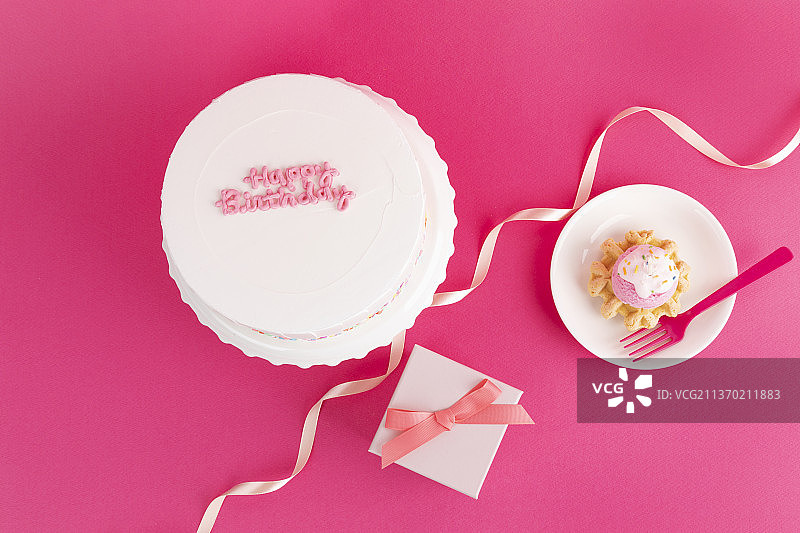 蛋糕和礼盒，爱周年生日活动背景图片素材