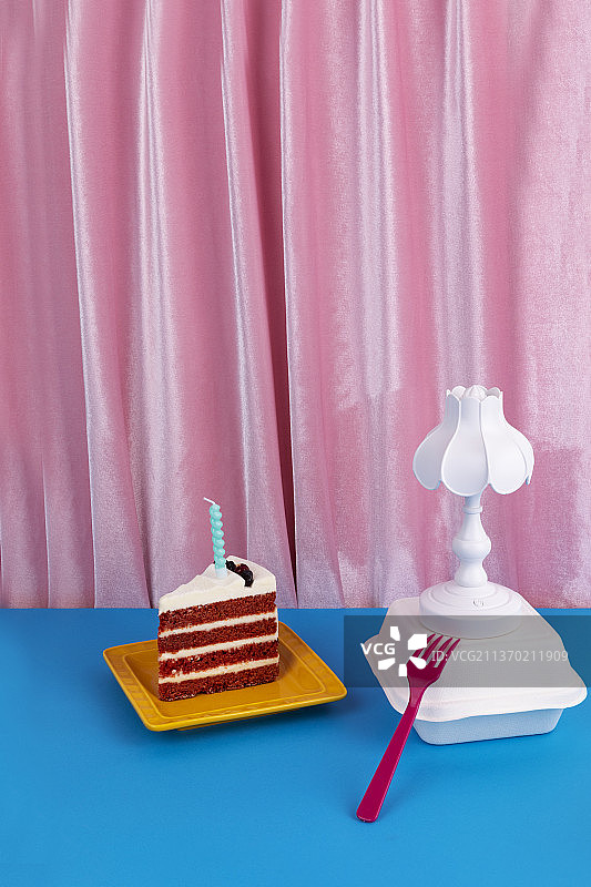 一块红色的天鹅绒蛋糕，粉红色的背景图片素材