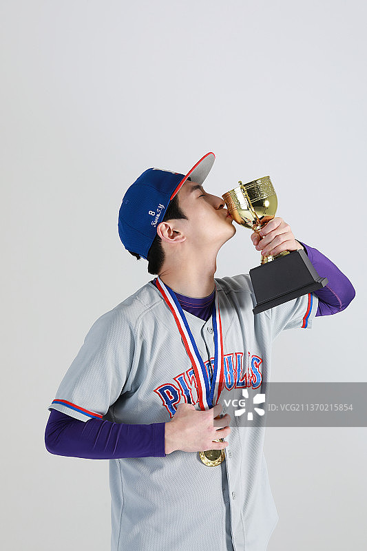棒球运动员，拿着奖杯的亚裔韩国人图片素材