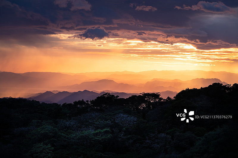 收集像这样的时刻，橙色天空下的山脉轮廓的风景，蓬塔瑞纳斯，蒙特维达，哥斯达黎加图片素材