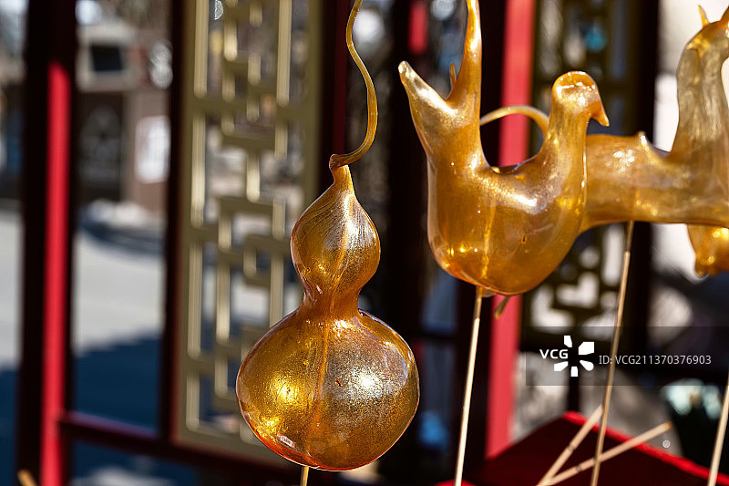 中国春节传统庙会上的吹糖人图片素材