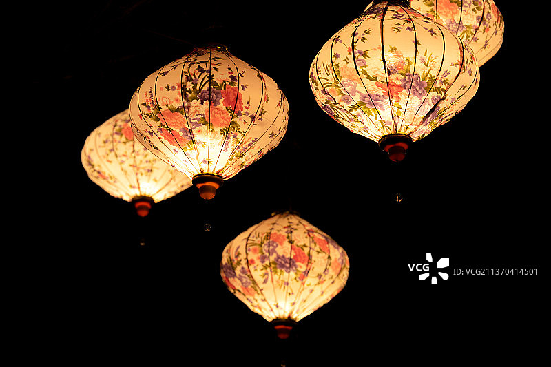 黑色背景悬挂着的中国传统灯笼图片素材