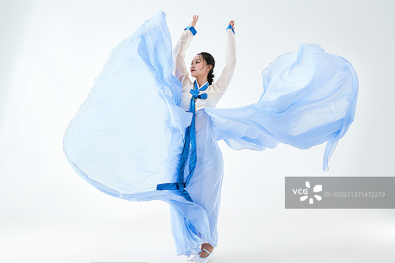 穿着中国朝鲜族传统服饰跳舞的少女图片素材