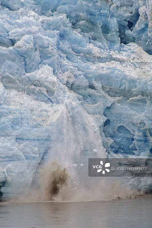 从哈伯德冰川表面落下的冰图片素材