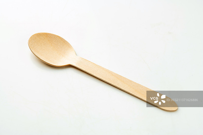 一次性木制餐勺白色背景图片素材