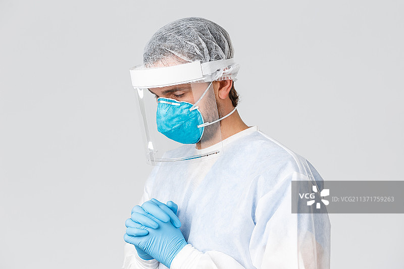 白色背景下戴着外科口罩的医生的肖像图片素材