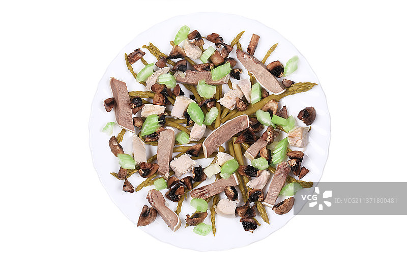 蘑菇肉沙拉，盘子里食物的正上方，白色背景，摩尔多瓦图片素材
