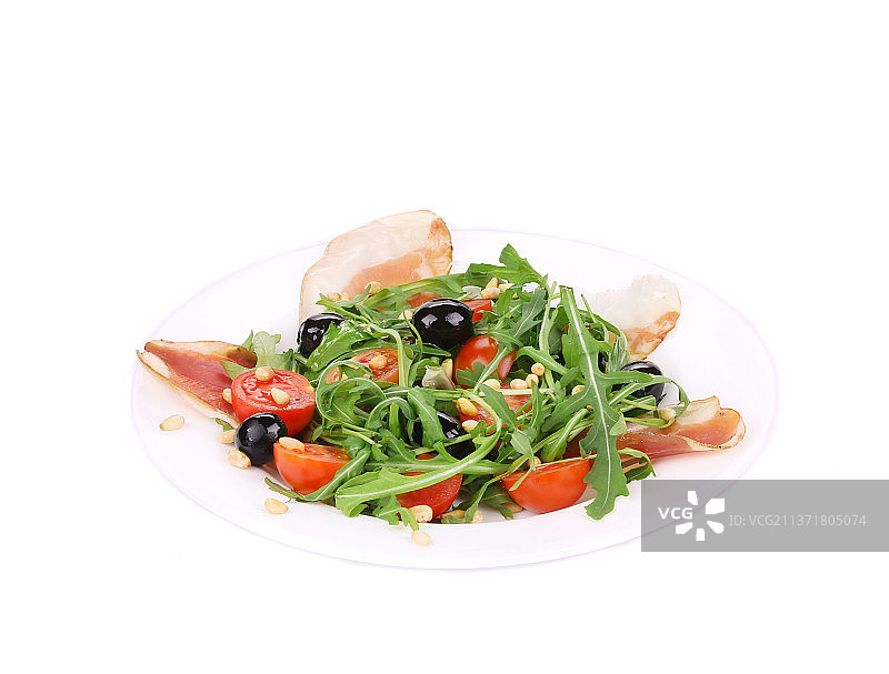 沙拉与芝麻菜和火腿，高角度的沙拉在盘子上的白色背景，摩尔多瓦图片素材