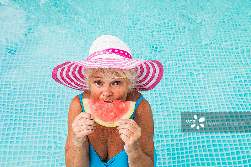 游泳池边快乐的老女人图片素材