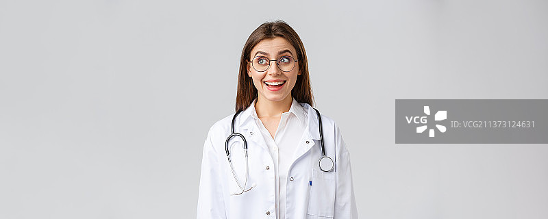 白色背景下的女医生的肖像图片素材