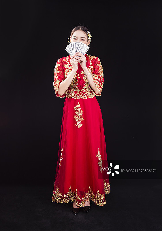 穿着中式秀禾服的女性结婚人像图片素材