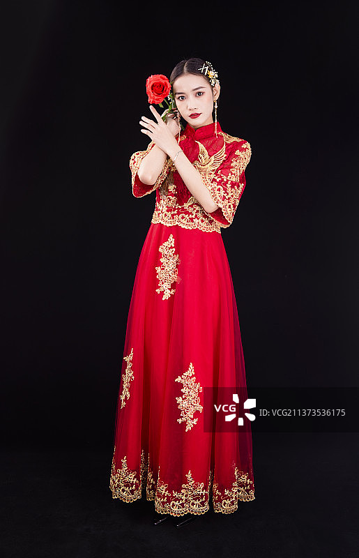 穿着中式秀禾服的女性结婚人像图片素材