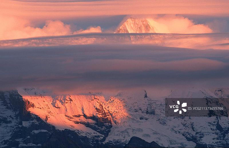 阿尔卑斯山的山峰和云朵在傍晚的光线下，在伯尔尼高原(欧洲)(风景)(风景)(山)(风景)(水平)，从尼德霍恩，瑞士，欧洲图片素材