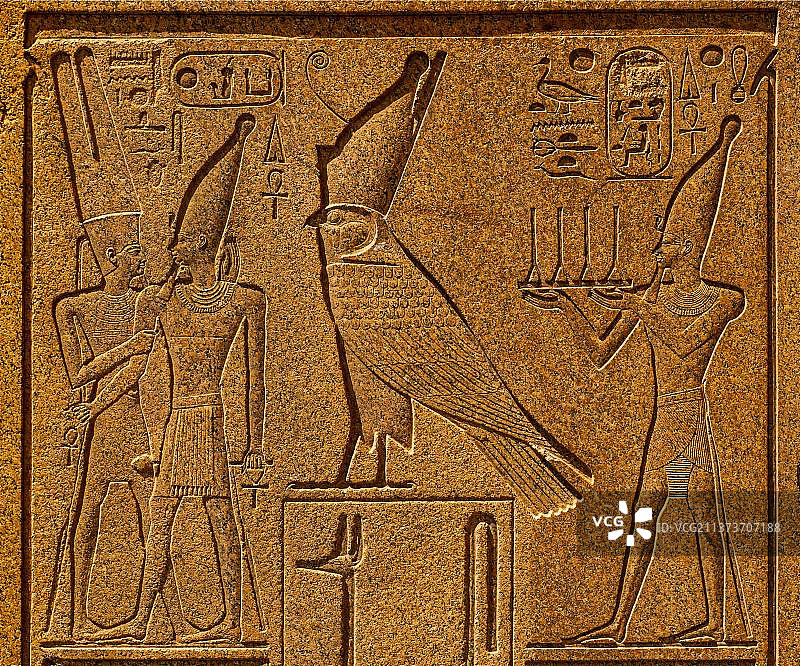 哈特谢普苏特方尖碑，荷鲁斯，哈特谢普苏特的名字。“user -kau - Realm of Ka-Powers”。“荷鲁斯之名”这个名字来源于坐着的荷鲁斯猎鹰，是古埃及皇室头衔的五个名字之一，卡纳克神庙，卢克索，Th，卢克索，底比斯，埃及，非洲图片素材