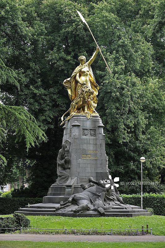 由戈德弗里德·德维西(Godfried Devreese)创作的格罗尼奇纪念碑(Groeninge Monument)，是在欧洲比利时科特赖克(Kortrijk)的金热刺战役(Battle of The Golden Spurs) 600周年之际落成的图片素材
