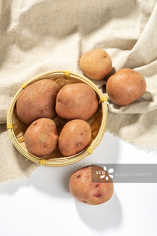 红皮土豆特写白色背景图片素材