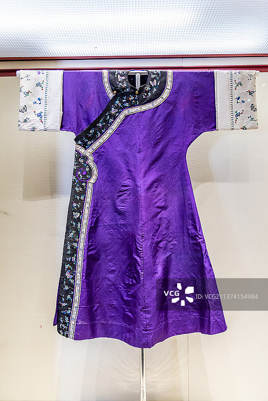 清代紫缎地团龙纹衬衣图片素材