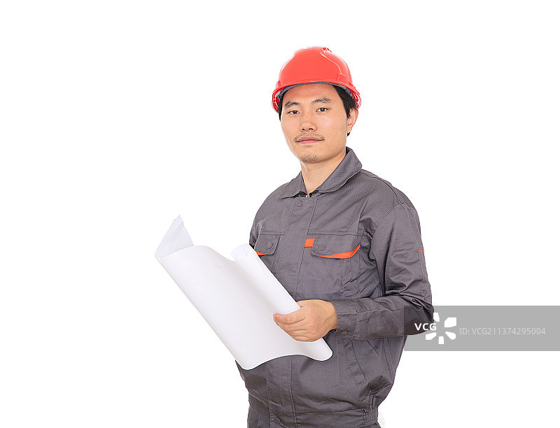 白背景前一位头戴红色安全帽的建筑工人手拿图纸图片素材