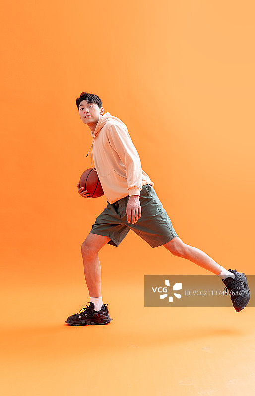 玩篮球的男孩图片素材