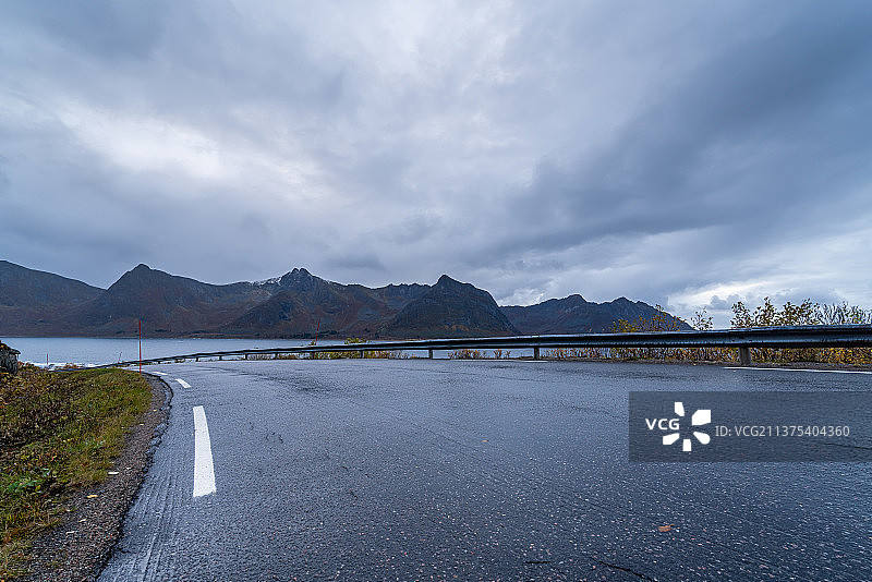 挪威下雨道路图片素材
