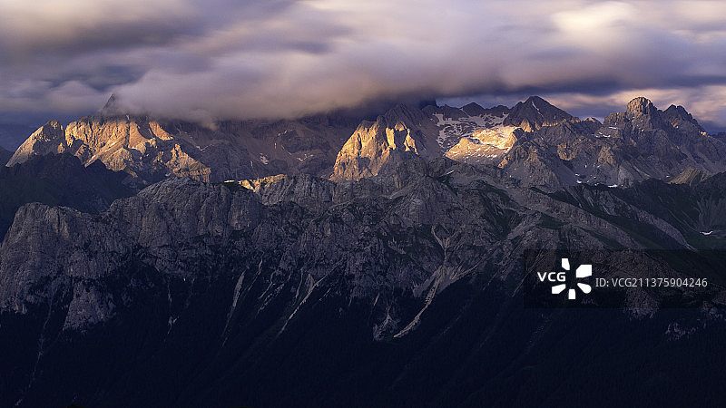 意大利西玛，天空映衬下的雪山美景图片素材