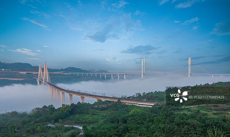 晨雾下的重庆蔡家嘉陵江大桥图片素材