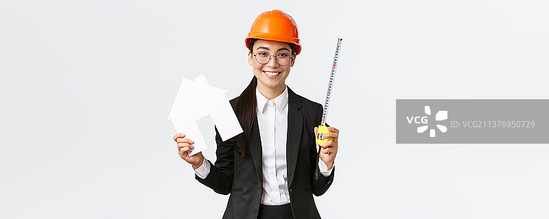 面带微笑的亚洲专业女性工程师，戴着头盔的建筑师图片素材