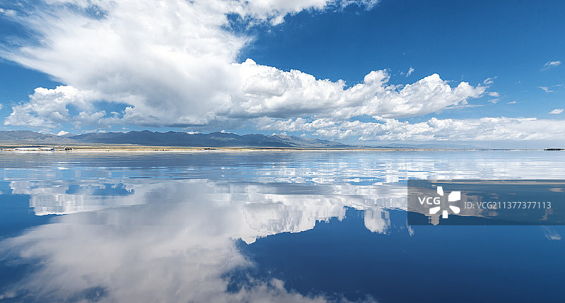 茶卡盐湖的蓝天白云倒影图片素材