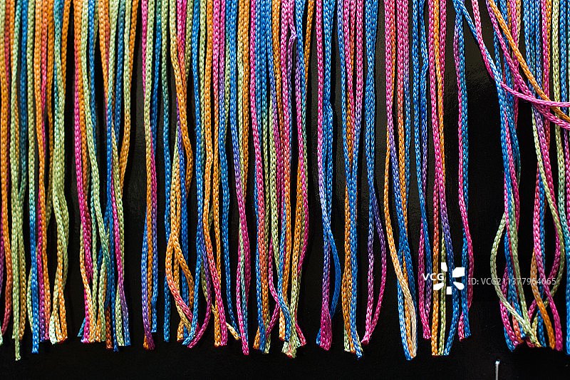 展出了许多五颜六色的编织绳图片素材