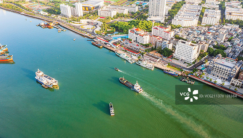海南岛海口市海甸河河面上正在行驶的捕捞渔船图片素材