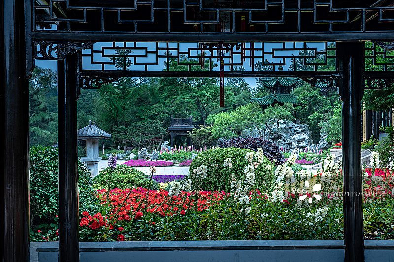 扬州瘦西湖中式长廊特写图片素材