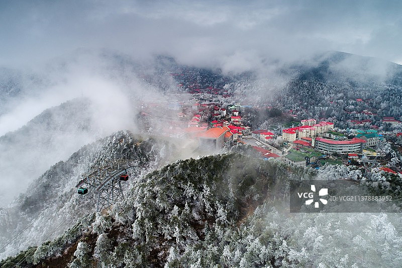 云层下的山中小镇图片素材