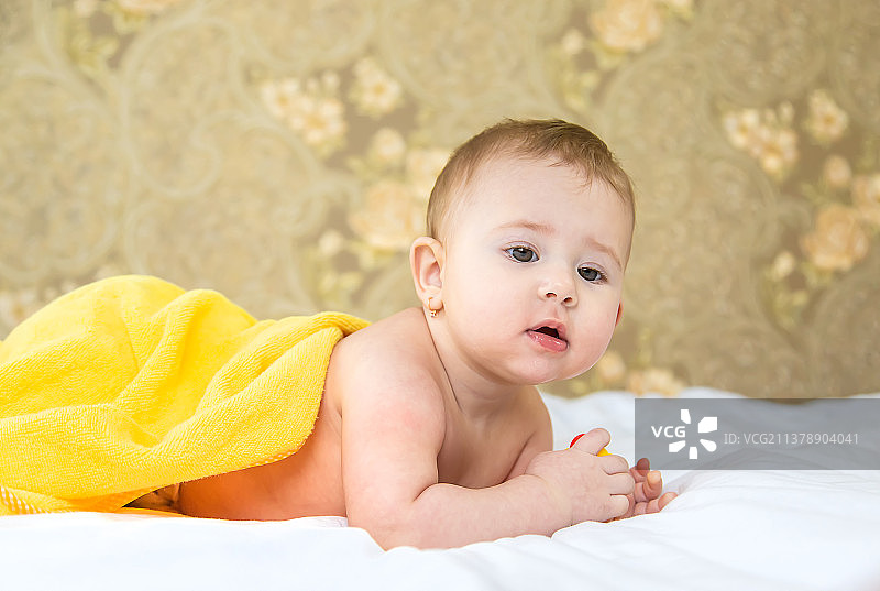 宝宝用毛巾洗澡后选择性聚焦图片素材
