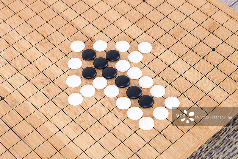 黑白棋子棋盘上组成的箭头符号图片素材