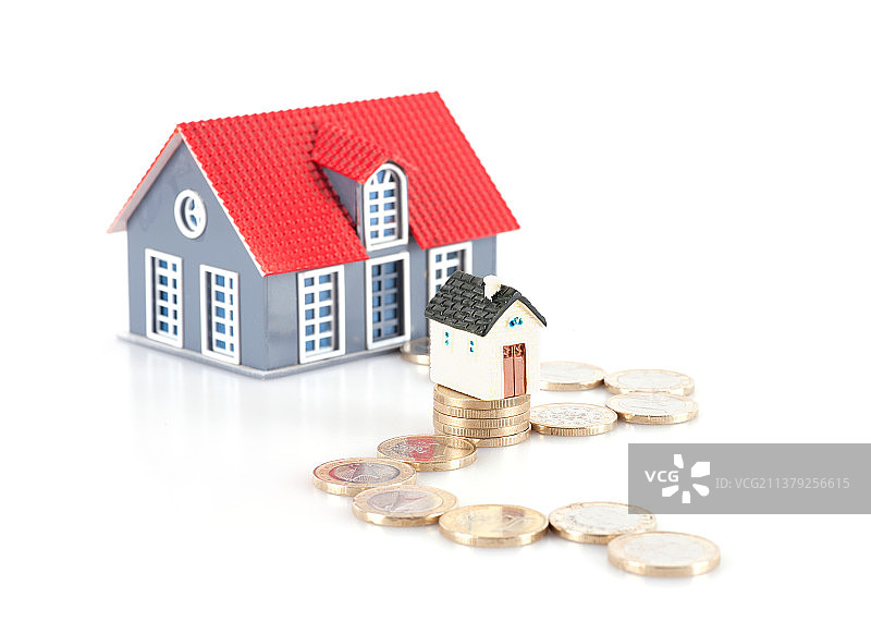 白背景上小房子模型和欧元硬币摆成的小路图片素材