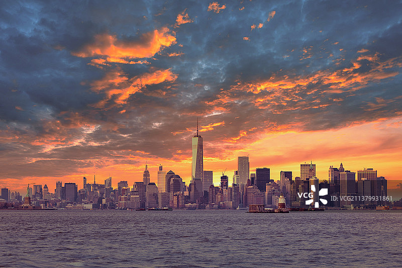 纽约市曼哈顿市区的天际线在黄昏与摩天大楼图片素材