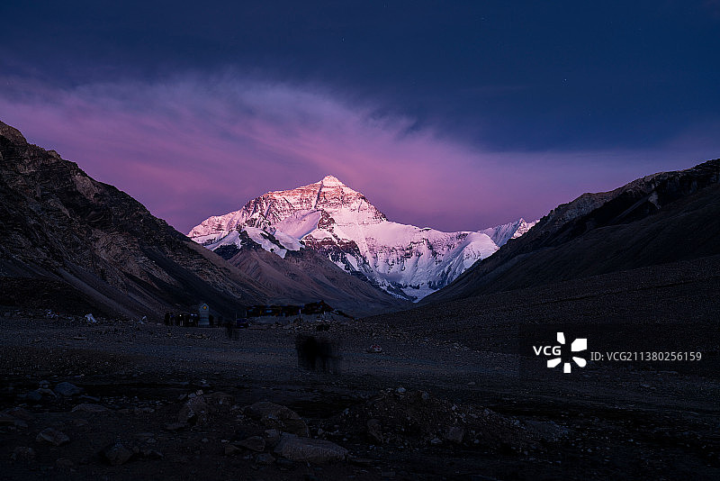 日落后珠峰的紫色祥云图片素材