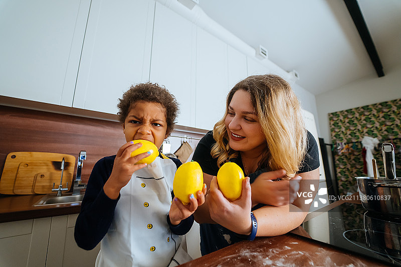 妈妈和女儿选择一个柠檬做饭图片素材